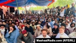 په میرامشا کې د پښتون ژغورنې غورځنګ غړي او مشران د خپلو ملګرو د خوشې کولو لپاره په پرلت کې ناست دي ـ پخوانی انځور.