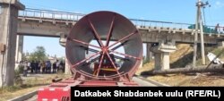 Грузовая машина, задевшая водопровод на трассе Ош – Кара-Суу, 12 августа 2023 г.