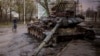 Чи здатний російський ВПК компенсувати втрати РФ в Україні? На світлині – знищений танк на околиці Чернігова, 21 квітня 2022 року