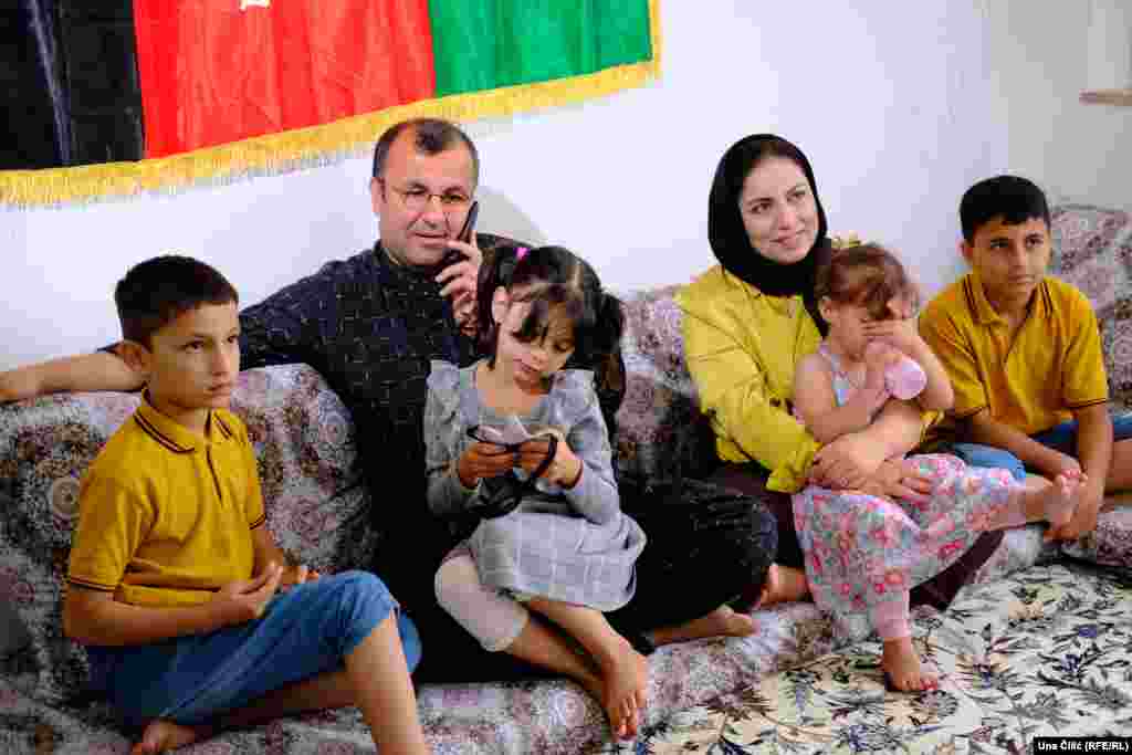 Jan Mohammad Habibi i Seema Stanikzai imaju četvero djece. Za bijeg iz Afganistana su se odlučili nakon što su se talibani vratili na vlast. Uprkos svemu, Seema kaže da su ipak čekali i nadali se da će situacija biti drugačija. No, nakon što su talibani uveli brojne zabrane za žene, ipak su krenuli ka Njemačkoj. Dvojica sinova već govore njemački jezik i idu u školu, jedna od kćerki ide u vrtić. 