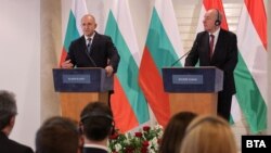 Българският президент Румен Радев и унгарският му колега Тамаш Шуйок по време на официалните си изявления в Будапеща.