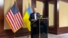Сенатор США Ліндсі Ґрем під час брифінгу у Києві