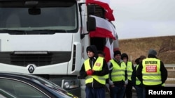 Пропуск автобусів, легкових та вантажних транспортних засобів в обох напрямках здійснюється у звичному режимі