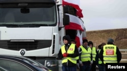 У ДПСУ зазначають, що станом на ранок на заблокованих пунктах пропуску у чергах перебувають близько 500 вантажівок, найбільше – напроти «Ягодина».