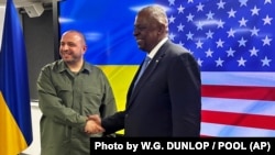 Очільник американського Пентагону Ллойд Остін (п) анонсував новий пакет допомоги Україні від США