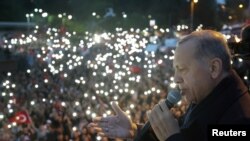 Эрдоган анын жеңишин майрамдап чыккан жүз миңдеген тарапташтарына кайрылууда. 28-май, 2023-жыл.