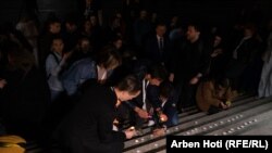 Paljenje sveća ispred Narodnog pozorišta Kosova, za žrtve masovnog ubistva u školi u Beogradu, Priština, 4. maj 2023.
