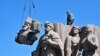 Під час демонтажу радянського пам’ятника Переяславській раді, що був частиною Арки дружби народів і возвеличував міф про нібито возз'єднання українців і росіян. Київ, 30 квітня 2024 року