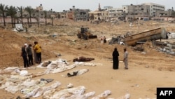 Identifikacija tijela Palestinaca nakon što su pronađena u masovnoj grobnici kod bolnice Nasser, na jugu Pojasa Gaze, 25. aprila 2024.