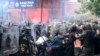 Sukob lokalnih Srba i pripradnika KFOR-a ispred zgrade opštine u Zvečanu, na seeveru Kosova, 29. maja 2023.