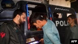 افغان کډوال تور پورې کوي چې پوليس يې په يوه او بله پلمه نيسي ـ پخوانی انځور.