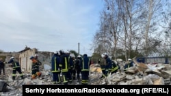 У доповіді вказано, що масштабні пошкодження і рештки зброї, знайдені на місці інциденту, вказують на те, що ймовірною причиною вибуху була російська ракета «Іскандер»