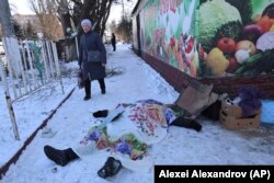 Тіло людини, загиблої внаслідок обстрілу ринку в мікрорайоні Текстильник