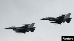  Avioane F-16
