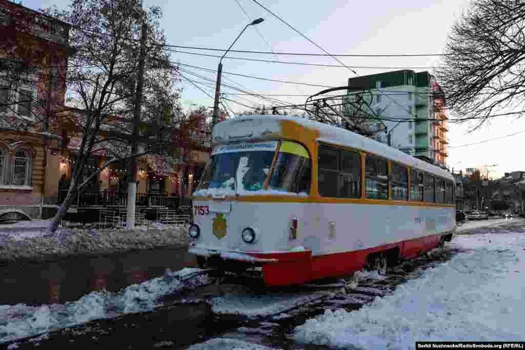 Через пошкодження електромереж призупинено рух більшості тролейбусів і трамваїв. За даними Міненерго, на Одещині 313 населених пунктів знеструмлені через негоду