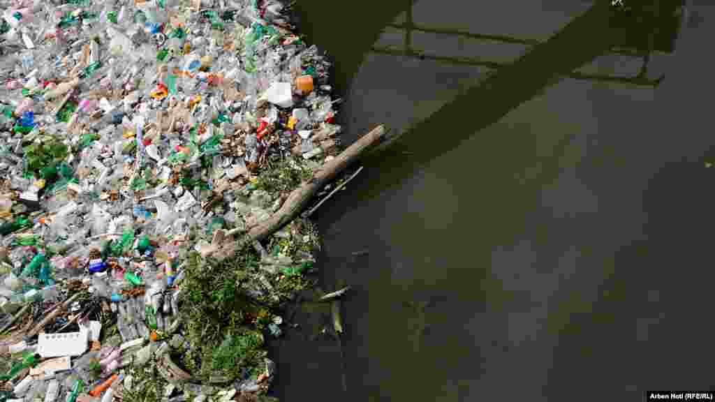22 august 2024. Râul Lepenc – care curge în mare parte prin Kosovo și parțial prin Macedonia de Nord – este din nou colmatat cu deșeuri din plastic. Asta arată problemele grave și recurente de poluare care amenință mediul și sănătatea publică din regiune. 