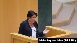 სალომე ზურაბიშვილი პარლამენტში სიტყვით გამოსვლისას. 18 ოქტომბერი, 2023 წელი