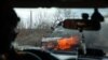 Як справжній автогонщик, водій на швидкості 130 км/год об&#39;їжджає ями й вирви від вибухів на єдиній &laquo;дорозі життя<strong>&raquo;</strong>. Заїжджаємо в Авдіївку...