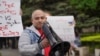 ლაზარე გრიგორიადისის მამა ბექა გრიგორიადისი თბილისის საქალაქო სასამართლოსთან 