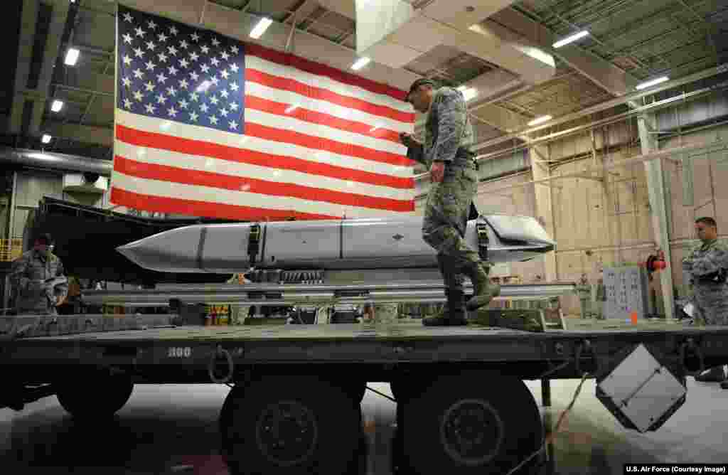 Загрузка ракеты JASSM на базе ВВС США в 2015 году. Бронк считает, что влияние этого оружия на ход войны будет зависеть от того, разрешит ли Вашингтон использовать его по целям на территории России. «Стоит помнить, что ударные средства большой дальности, такие как крылатые ракеты, не выигрывают войн; они требуют затрат и вынуждают противника неэффективно рассредоточивать логистику, командные пункты и другие ключевые активы»