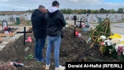 Husam Al-Deen Bibars, la mormântul fiului său de 27 de ani, Majd, în Bulgaria.