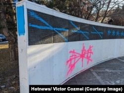 Așa arăta Memorialul Renașterii, închinat memoriei celor uciși în timpul Revoluției Române din 1989, la prima oră a dimineții de joi.