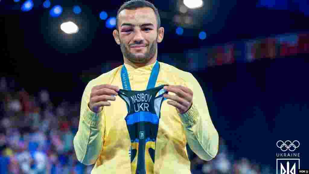 Срібний призер Парвіз Насібов після фінального двобою презентував форму його головної підтримки – тримісячного сина, який вболівав за батька