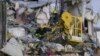 Рятувальники прибирають уламки пошкодженого російським дроном житлового будинку в Одесі, 3 березня 2024 року