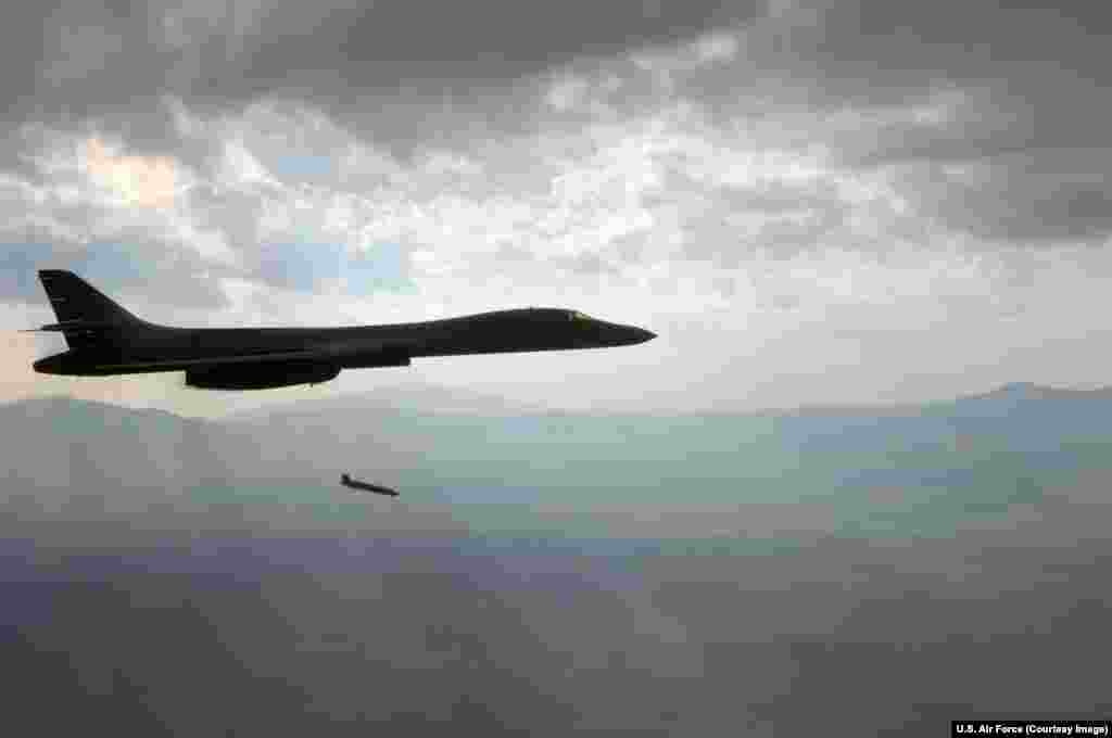 Запуск JASSM с тяжёлого бомбардировщика Военно-воздушных сил США Lancer во время учений. Джастин Бронк, старший научный сотрудник Королевского института Вооружённых сил, говорит, что отправка Вашингтоном таких ракет, «возможно, расширит нынешние возможности Украины по нанесению ударов по неподвижным целям, таким как авиабазы, командные центры и военные объекты, логистические хабы по всему Крыму, и другим оккупированным территориям»