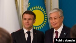 Казахстанский глава Касым-Жомарт Токаев и президент Франции Эммануэль Макрон (слева)