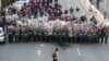 Cetățenii lumii apără cu mâinile goale libertatea și democrația în fața forțelor de represiune. Imagine de la demonstrațiile din Thailanda
