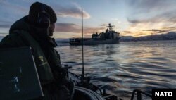 Шведски морски пехотинец гледа към военен кораб на САЩ по време на съвместно учение на 1 март.