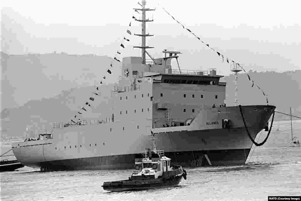 Исследовательское судно НАТО «Альянс» во время спуска на воду в 1986 году. Корабль эксплуатируют ВМС Италии. «Цемент страха» рухнул в 1990-х, и НАТО провело ребрендинг для эпохи, в которой «единая масштабная и глобальная угроза уступила место разнообразным и многонаправленным рискам»