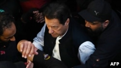 د پاکستان رېنجرز ځواک سرتېرو د مې پر نهمه د احتساب ملي ادارې پر امر عمران خان نيولی وو ــ انځور له ارشيفه