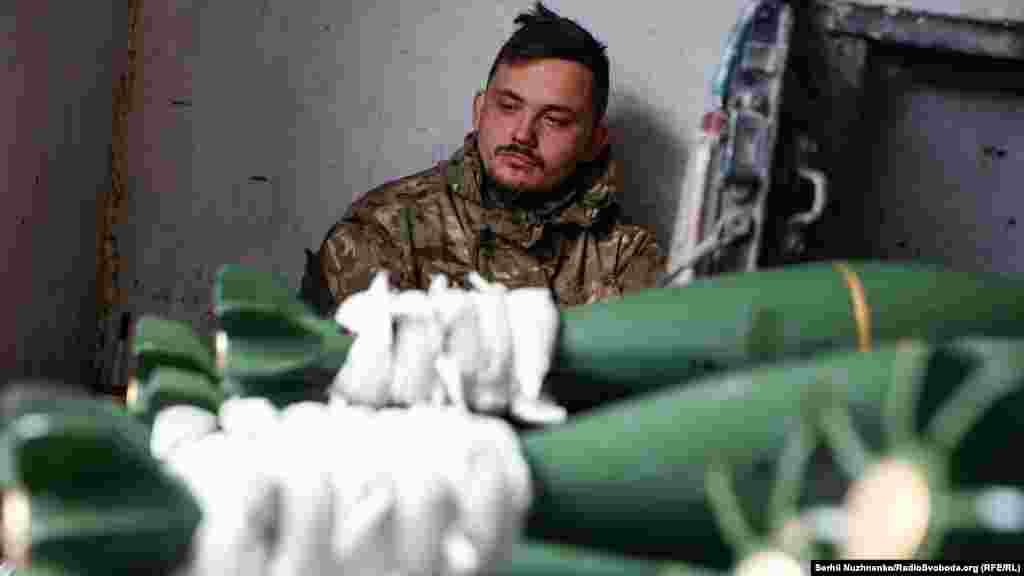 Влад (21 рік), як і багато військових, які понад рік на фронті, каже, що тяжко без заміни і ротацій, і на запитання, що він би сказав цивільним, відповідає: «Та що їм сказати... Хто пішов воювати, той молодець. Хто не пішов, то нехай готується»