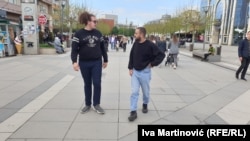 David Šujdović (L) i Agon Rexhepi u šetnji centrom Prištine, 6. maj 2023.