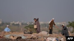 په اسلام اباد کې له لسیزو راهیسې افغانان په خامو کورونو کې اوسي - پخوانی انځور.