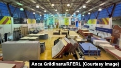 În sala de gimnastică de la Complexul Olimpic din Izvorani, județul Ilfov, s-au montat aparate noi, cumpărate din donațiile venite în ultimele luni.