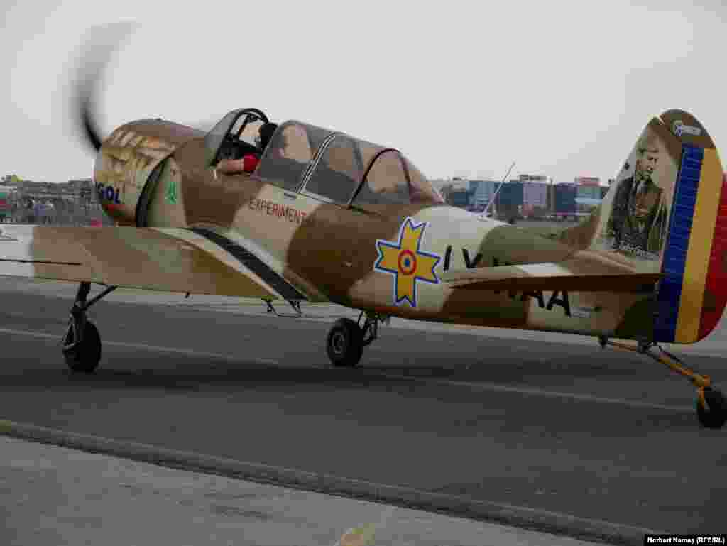Iacării Acrobati, din România, participă anual la mai bine de 30 de mitinguri aviatice din Europa, Orientul Mijlociu, Asia și Australia. 