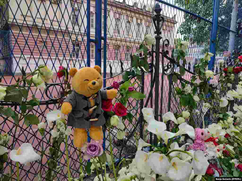 Deo prosvetnih radnika, okupljenih u sindikatu Nezavisnost i Uniji sindikata prosvetnih radnika Srbije, obustavlja rad u petak, 5. maja. Zaposleni će tog dana biti u školama i drugim obrazovnim ustanovama, ali neće izvoditi nastavu. 