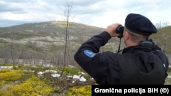 Trenutno jedan granični policajac BiH čuva oko kilometar i pol granice. Na fotografiji granični policajac, 2014. 