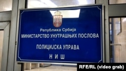 Oznaka na ulazu u Policijsku upravu u Nišu, gradu u kome se Nikola Sandulović nalazio u pritvoru, januar 2024.