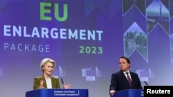 Predsednica Evropske komisije Ursula von der Leyen i evropski komesar za susjedstvo i proširenje Oliver Varhelyi u Briselu, Belgija, 8. 11. 2023.