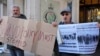 Ispred Vrhovnog suda demonstranti su držali transparente 'Politika o Ruandi mora biti zaustavljena', 'Prava azilanata su ljudska prava', 'Traženje sigurnosti nije zloičin', 'Ne kriminalizujte tražioce azila'. London, 15. novembar 2023.