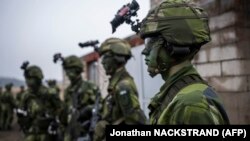 Войници от шведски батальон за контраразузнаване участват във военно учение в Кунгсанген, близо до Стокхолм, 27 февруари 2024 г.