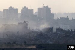 Ova slika snimljena sa izraelske strane granice s pojasom Gaze 17. novembra 2023. prikazuje tenk izraelske vojske u sjevernom dijelu palestinske enklave.