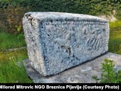 Stećci u dvorištu Biljarde za koje Mitrović kaže da je odnijet sa lokaliteta u Cetinju