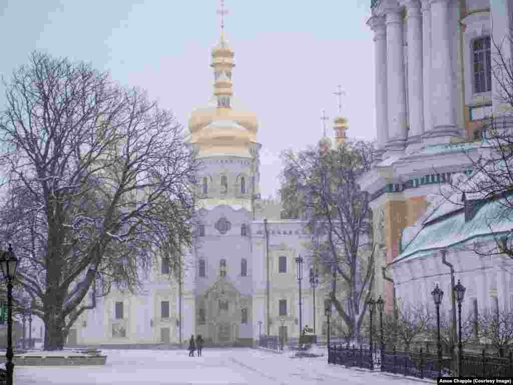 After Ukraine gained its independence in 1991, the Dormition Cathedral (pictured here in 2008) was rebuilt in time for Ukraine’s independence day celebrations in 2000. The lavra operated under the authority of the Moscow-affiliated branch of the Ukrainian Orthodox Church. That branch announced it would break all ties with the Russian religious authorities in May last year after Patriarch Kirill of Moscow repeatedly voiced support for the 2022 Russian invasion of Ukraine. Critics, however, say these changes have not altered the canonical status of the church and are thus insignificant. 