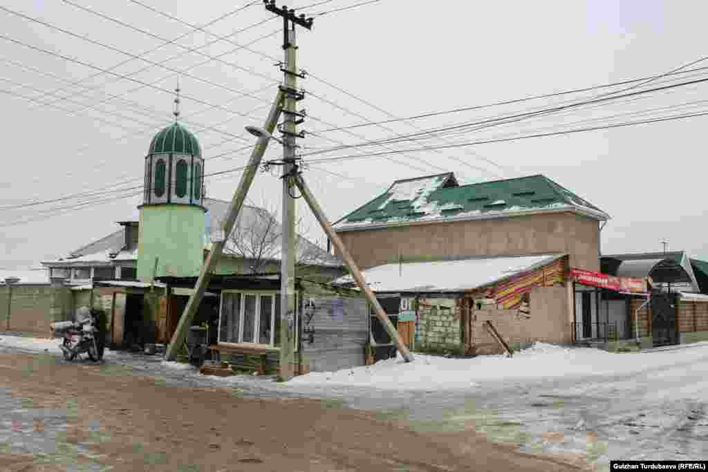 Ак-Жарда мектеп, бала бакча, ФАП жок, бирок үч мечит бар. 