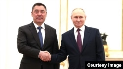 Президент Кыргызстана Садыр Жапаров и президент России Владимир Путин во время встречи в Москве. 8 мая 2023 года.